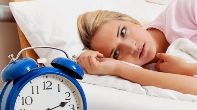 Mujer-mirando-reloj-en-la-cama-e1484407977908.jpg