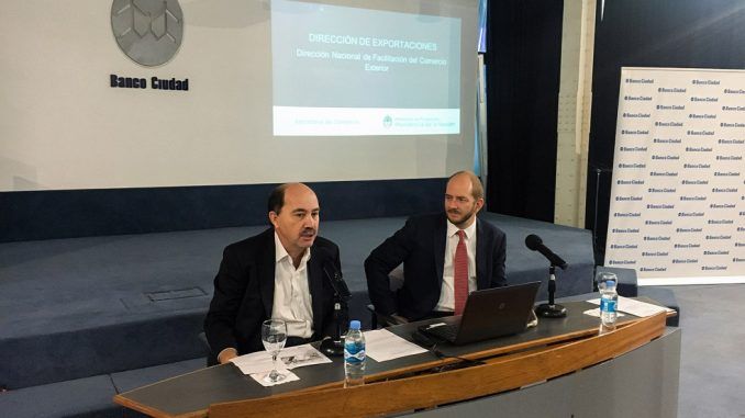 Javier Ortiz Batalla en la capacitación Exportar Simple del Banco Ciudad