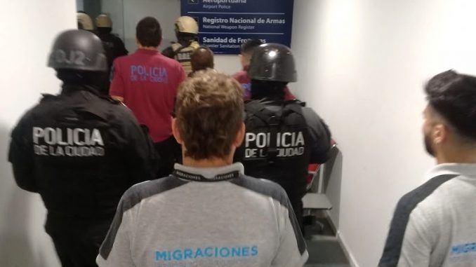 Expulsaron a dos delincuentes extranjeros del país