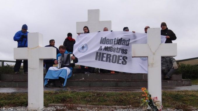 La madre que recupero objetos de su hijo caído en Malvinas