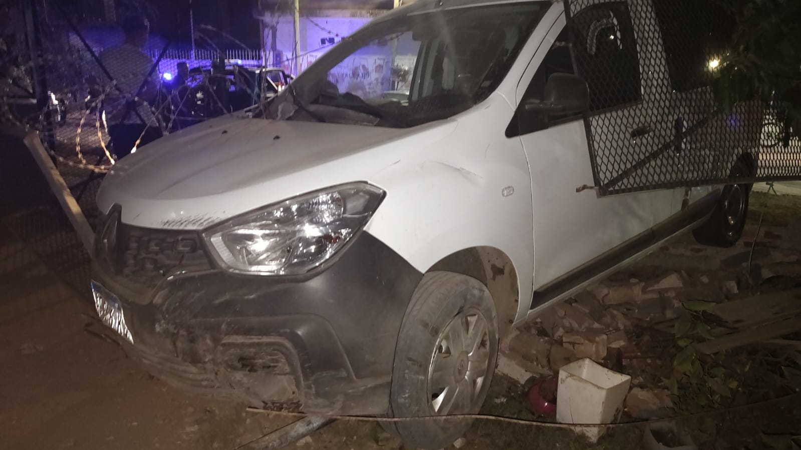  Huía en una camioneta robada y terminó siendo atrapado debajo de una cama