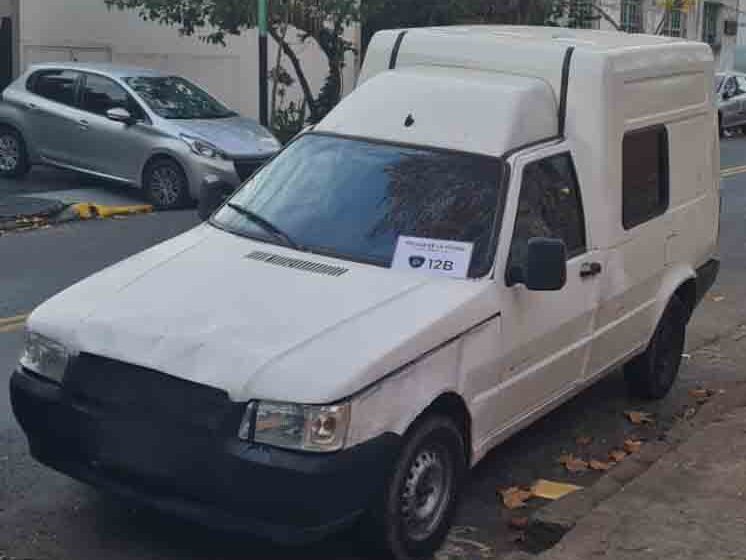  Detienen a un ladrón que intentaba forzar la puerta de una camioneta Fiorino