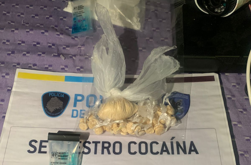  Detienen a dos personas por venta de drogas en el Barrio 31 y Zavaleta