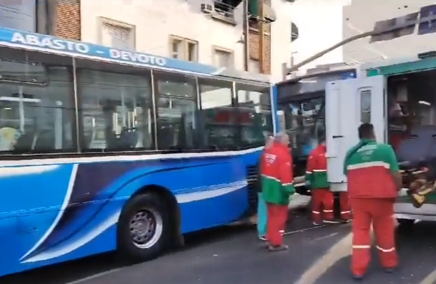  Un choque entre 3 colectivos deja al menos 11 heridos en Villa Devoto